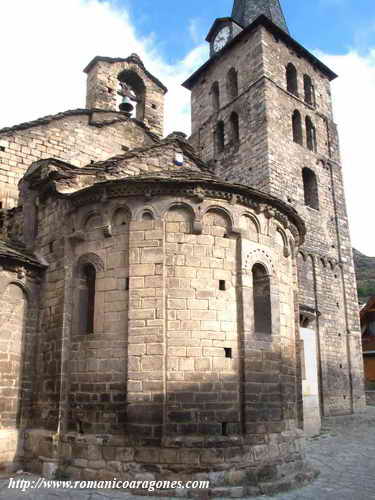 ABSIDE CENTRAL, PRESBITERIO, ESPADAA SOBRE EL HASTIAL Y TORRE CAMPANARIO AL FONDO